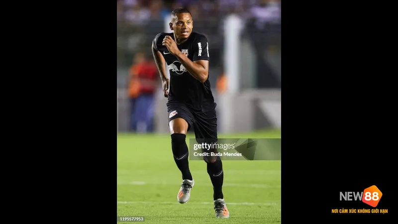 Cầu thủ của Bragantino nỗ lực giữ bóng trước sự áp đảo của Santos