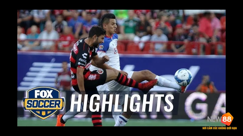 Cầu thủ của Club Tijuana vượt qua hàng phòng ngự của Cruz Azul trong trận đấu Cầu thủ của Club Tijuana vượt qua hàng phòng ngự của Cruz Azul trong trận đấu