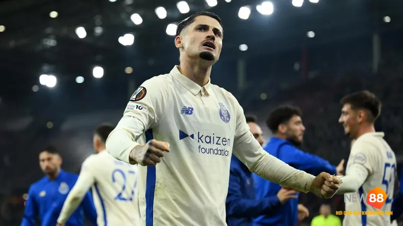 Cầu thủ Lyon vượt qua hậu vệ Salzburg với tốc độ và kỹ thuật cá nhân xuất sắc. Cầu thủ Lyon vượt qua hậu vệ Salzburg với tốc độ và kỹ thuật cá nhân xuất sắc.