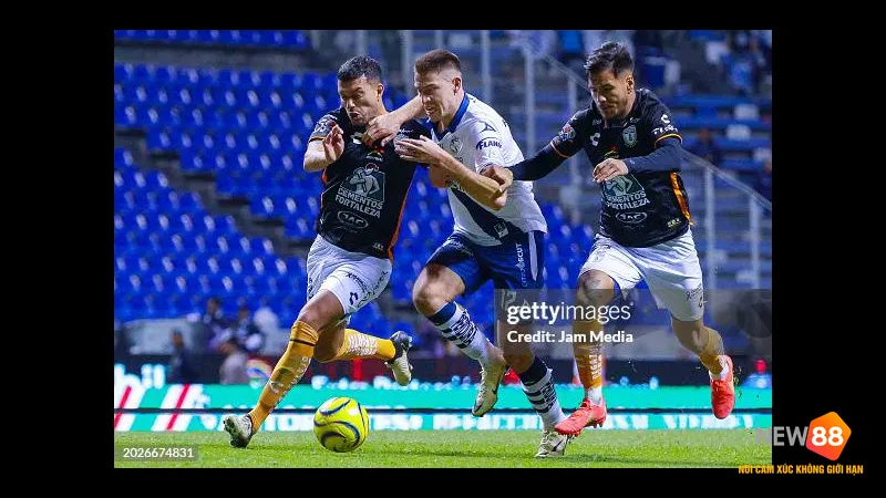Hình ảnh trận đấu giữa Puebla và Pachuca với cầu thủ Puebla tiến tới khung thành đối phương Hình ảnh trận đấu giữa Puebla và Pachuca với cầu thủ Puebla tiến tới khung thành đối…