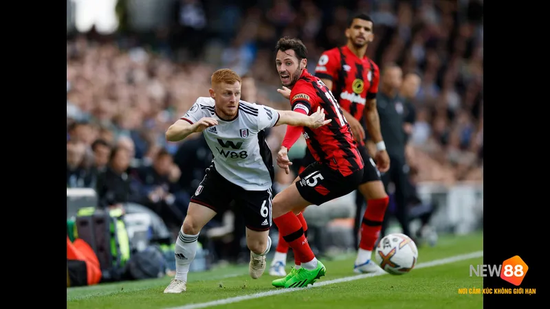Cầu thủ của Bournemouth nỗ lực chống chọi với cầu thủ của Fulham trong trận đấu quyết…