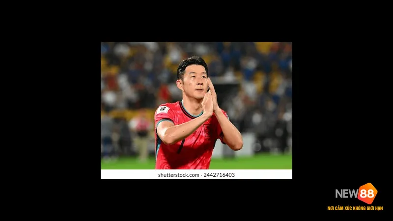 Cầu thủ Hàn Quốc chạy nhanh với bóng trước sự áp đảo từ hậu vệ Brazil Cầu thủ Hàn Quốc chạy nhanh với bóng trước sự áp đảo từ hậu vệ Brazil