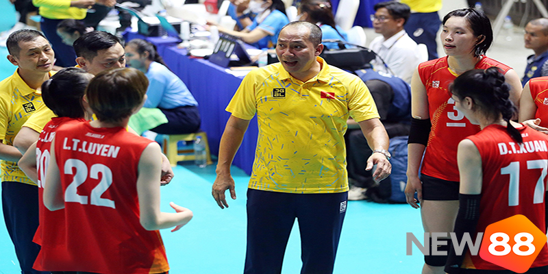 Chung Kết Bóng Chuyền Nữ SEA Games 33: Việt Nam Gục Ngã 7 HLV Tuấn Kiệt an ủi tuyển bóng chuyền nữ Việt Nam