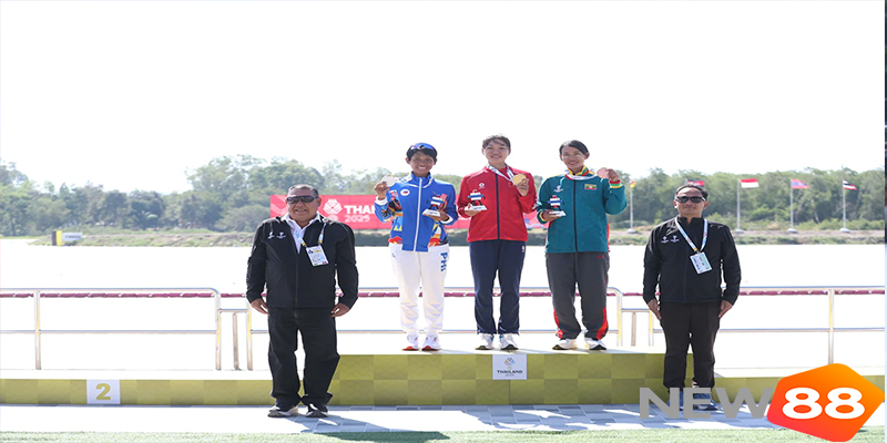 Hồ Thị Duy Đưa Rowing Việt Nam Chạm Đỉnh SEA Games 33 6 Hồ Thị Duy xúc động trên bục nhận huy chương SEA Games 33